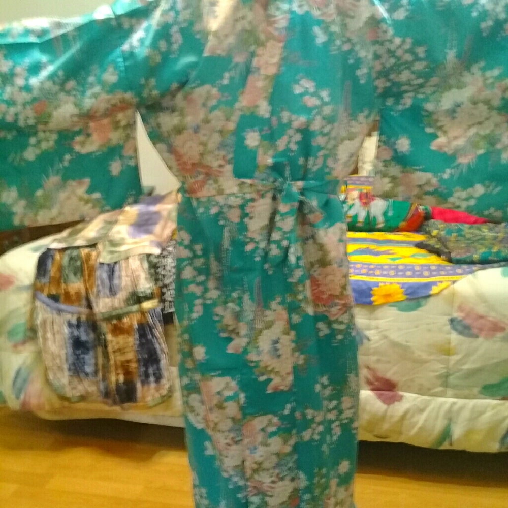 VINTAGE JAPANESE KIMONO. SHIPS FREE